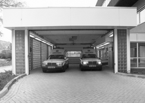 826884 Afbeelding van twee ambulances in de nieuwe ambulancesluis bij het polikliniekengebouw van het Diakonessenhuis ...